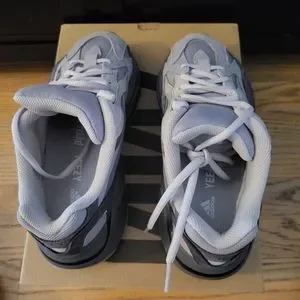 Yeezy 700 V2 (Size US5.5) Adidas Yeezy Boost 700 V2  main image 4